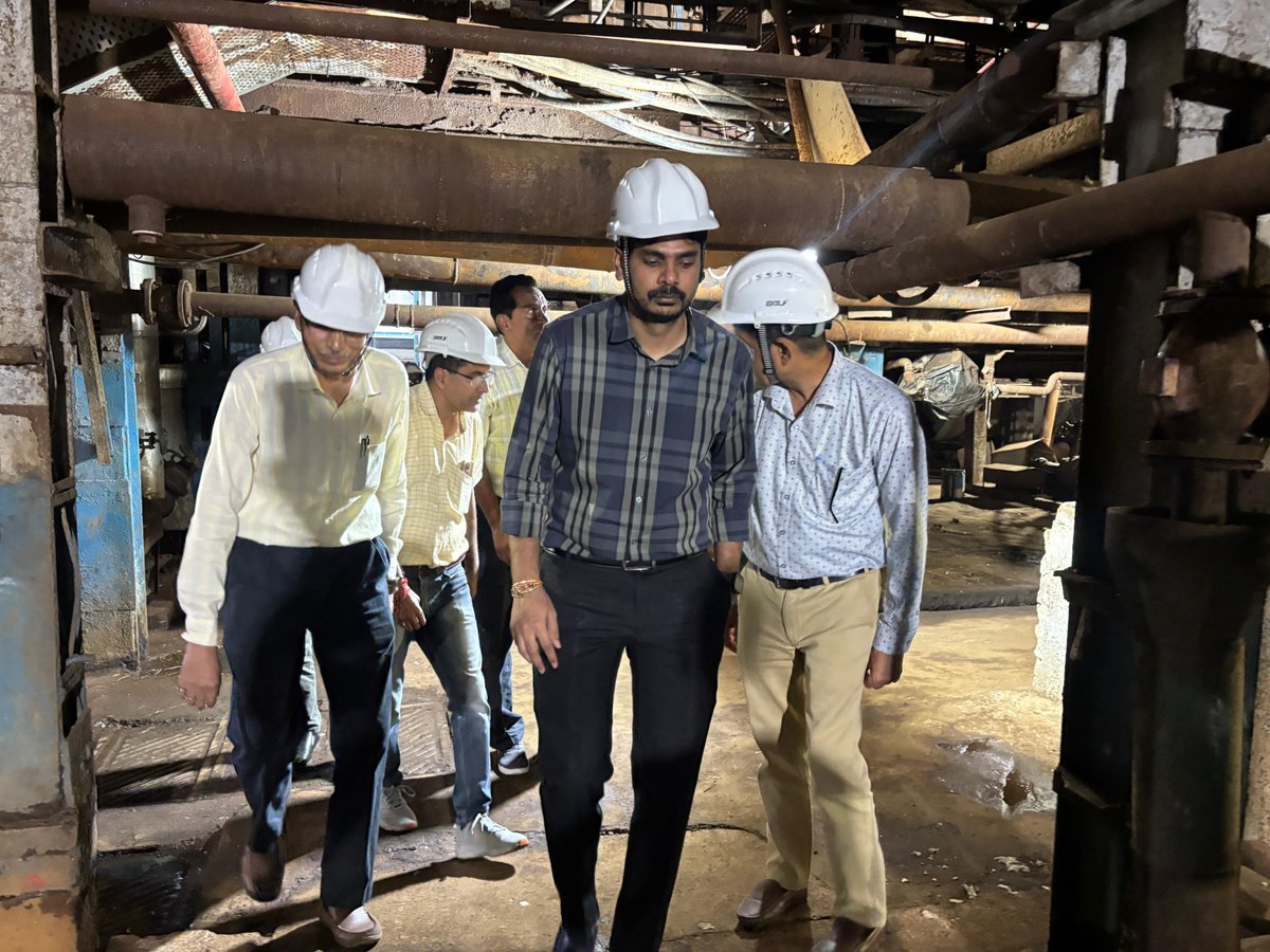 ChiefGhaziabad's tweet photo. श्री कुमार सौरभ, मुख्य विकास अधिकारी गाजियाबाद द्वारा चीनी मिल मोदीनगर में चल रहे रिपेयर-मेंटेनेंस कार्यों का हाउसवार निरीक्षण किया गया। निरीक्षण के दौरान मिल हाउस, बॉयलिंग हाउस, पावर हाउस एवं डायलर में चल रहे कार्यों की प्रगति का जायजा लिया गया।

निरीक्षण के दौरान गन्ना खरीद केंद्रों की स्थापना, कृषकों की गन्ना तौल, गन्ना आपूर्ति एवं गन्ना मूल्य भुगतान की व्यवस्थाओं की विस्तृत जानकारी प्राप्त की गई। साथ ही चीनी मिल के गोदामों में उपलब्ध चीनी स्टॉक का आर.जी.-1 रजिस्टर से भौतिक सत्यापन किया गया।
पेराई सत्र 2026-27 के सुचारु एवं समयबद्ध संचालन के संबंध में आवश्यक जानकारी लेते हुए संबंधित अधिकारियों को व्यवस्थाएं समय से पूर्ण रखने हेतु निर्देशित किया गया।
@CMOfficeUP
@ChiefSecyUP @CommissionerMe3 @dm_ghaziabad @UpRuralDev @InfoDeptUP