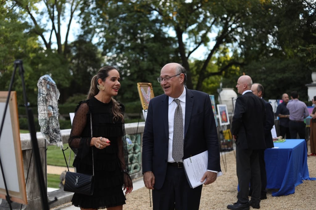 igoldfajn's tweet photo. This week, we came together through art in solidarity with those affected by the earthquake in Colombia.

Proud to join colleagues and @OAS_official Secretary General Albert Ramdin at “The Power of Hope” Art Auction. Thanks to the generosity of our employees, artists, and partners, this initiative has already raised more than $120,000, and the IDB Group will match their contributions to help affected communities.

Grateful to everyone who made this possible.
---------------------
Esta semana nos unimos a través del arte en solidaridad con las personas afectadas por el terremoto en Colombia.

Fue un orgullo acompañar a colegas y al secretario general de la OEA, Albert Ramdin, en la subasta de arte “El poder de la esperanza”. Gracias a la generosidad de nuestros empleados, artistas y socios, esta iniciativa ya ha recaudado más de US$120.000, y el Grupo BID igualará sus contribuciones para apoyar a las comunidades afectadas.

Muy agradecido con todos los que hicieron esto posible.
---------------------
Nesta semana nos unimos por meio da arte em solidariedade às pessoas afetadas pelo terremoto na Colômbia.

Foi um orgulho estar ao lado de colegas e do secretário-geral da OEA, Albert Ramdin, no leilão de arte “O Poder da Esperança”. Graças à generosidade de nossos funcionários, artistas e parceiros, esta iniciativa já arrecadou mais de US$ 120 mil, e o Grupo BID dobrará essas contribuições para apoiar as comunidades afetadas.

Muito obrigado a todos que tornaram isso possível.