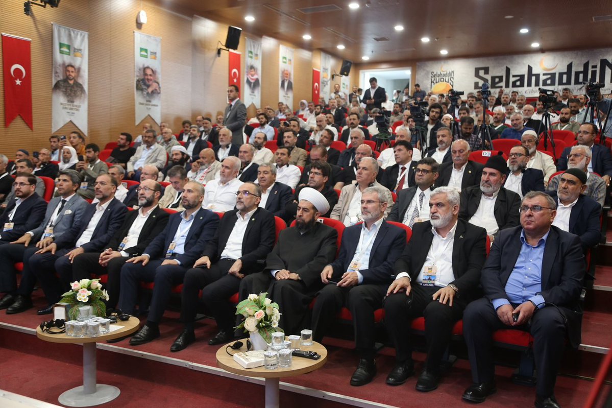 VedatTurgut's tweet photo. Şanlıurfa’da düzenlenen “Uluslararası Selahaddin ve Kudüs Paneli”ne katıldık.

Kudüs’ün fethinin yıl dönümünde Selahaddin Eyyubi’nin mirasını, adalet anlayışını ve bugün ümmetin kanayan yarası olan Kudüs ve Gazze’yi konuşmak, hatırlamak ve hatırlatmak son derece kıymetli.

Kudüs davasını gündemde tutan böylesine anlamlı bir programa ev sahipliği yapan HÜDA PAR’a ve emeği geçen tüm kardeşlerimize gönülden teşekkür ediyorum.

Rabbim, Kudüs’ün ve Mescid-i Aksa’nın yeniden özgürlüğüne kavuşacağı günleri görmeyi bizlere nasip etsin.