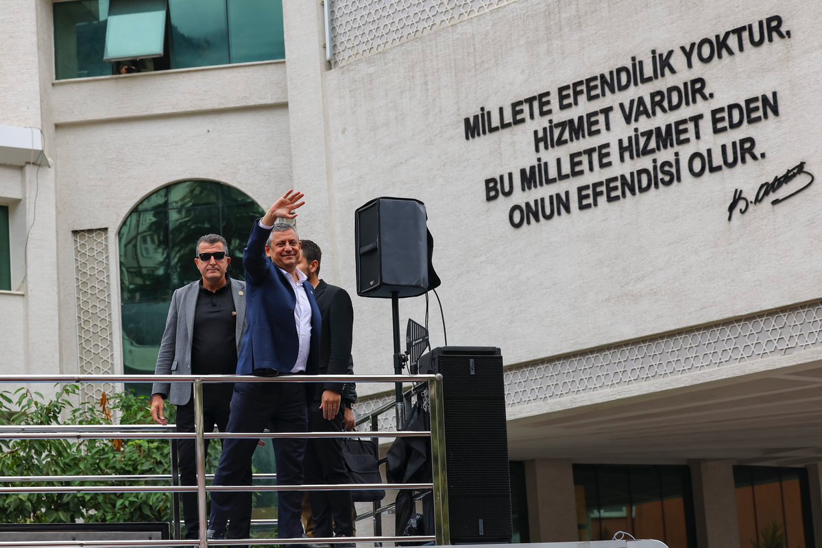 eczozgurozel's tweet photo. Göğe komşu toprakların başı dik insanlarına; yiğit Artvin’e, güzel Artvin’e teşekkür ediyorum.

Milletin açtığı yolda, yine milletimizin arasındayız.

Köy köy, şehir şehir büyüyen YENİ bir yol var önümüzde.

Yürüyoruz...
Milletin iktidarına doğru. https://t.co/BGTD5UUEBV