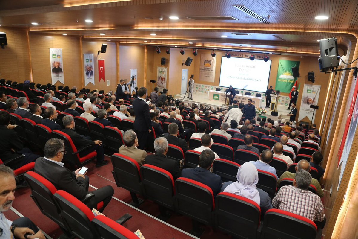 VedatTurgut's tweet photo. Şanlıurfa’da düzenlenen “Uluslararası Selahaddin ve Kudüs Paneli”ne katıldık.

Kudüs’ün fethinin yıl dönümünde Selahaddin Eyyubi’nin mirasını, adalet anlayışını ve bugün ümmetin kanayan yarası olan Kudüs ve Gazze’yi konuşmak, hatırlamak ve hatırlatmak son derece kıymetli.

Kudüs davasını gündemde tutan böylesine anlamlı bir programa ev sahipliği yapan HÜDA PAR’a ve emeği geçen tüm kardeşlerimize gönülden teşekkür ediyorum.

Rabbim, Kudüs’ün ve Mescid-i Aksa’nın yeniden özgürlüğüne kavuşacağı günleri görmeyi bizlere nasip etsin.