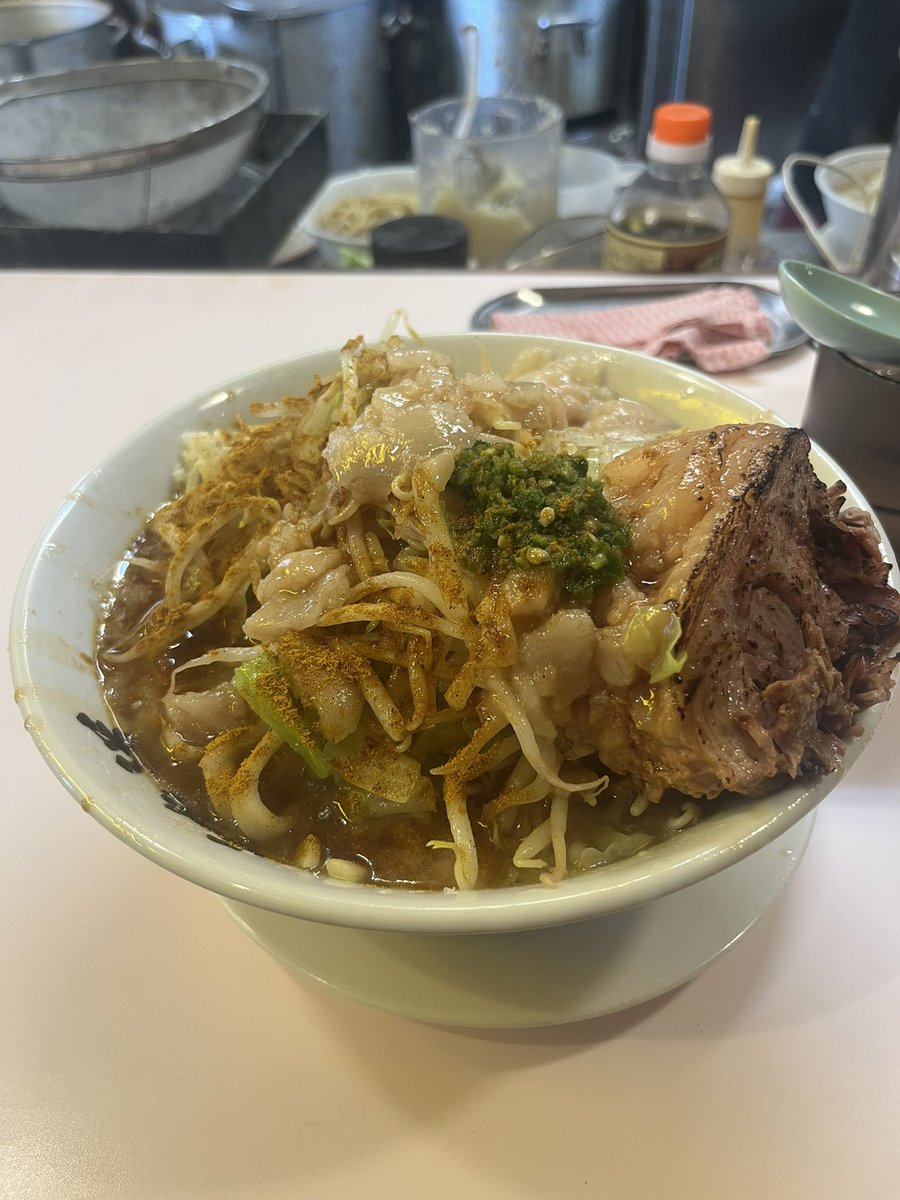 ichi_note's tweet photo. 【10/1活動報告】高校🥍の試合の負け麺は会場近くの成蹊前ラーメン。1233来店空席あり1256着丼1303完食。特ブタラーメンぶた1枚YAKNs青トウあぶりブタカレー粉。300g極太ゴワ麺は瞬殺。乳化プースー、キャベツ率高めヤサイ、脂身トロトロ炙りブタ。青とうカレー粉が良い。 https://t.co/qQrOgQqolE