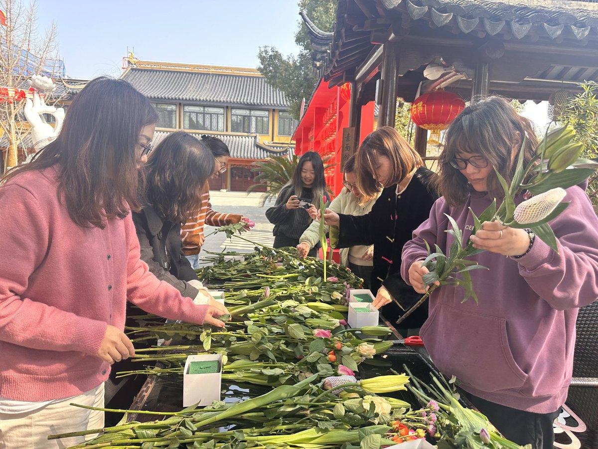 Nonab5ew's tweet photo. Día de Jardinaje Comunitario! Este sábado 10 de mayo, ven a nuestro parque local para plantar flores, compartir comida casera y hacer nuevos amigos. Te esperamos a las 9 de la maana, no faltes! https://t.co/1goXCjH4n2