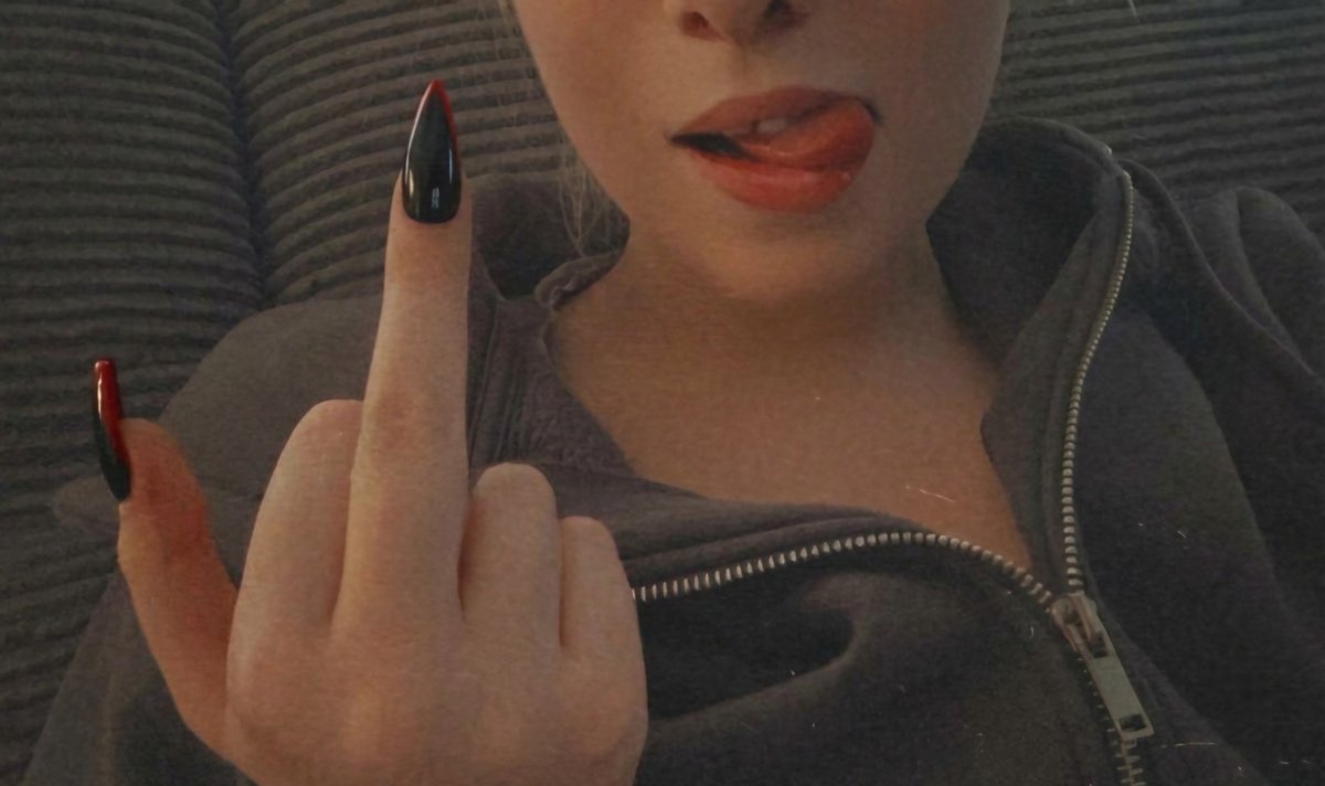 Anastasianqme's tweet photo. Ein schöner Regnerischer Freitag, das heißt für euch Loser meine Taschen zu füllen fürs Online Shopping 🌧️💸 
Guckt nicht, sondern drückt ab!🐷⛓️
#herrin #geldherrin #geldsklave #findom #shopping #money #slave https://t.co/gVYYBNgC5O