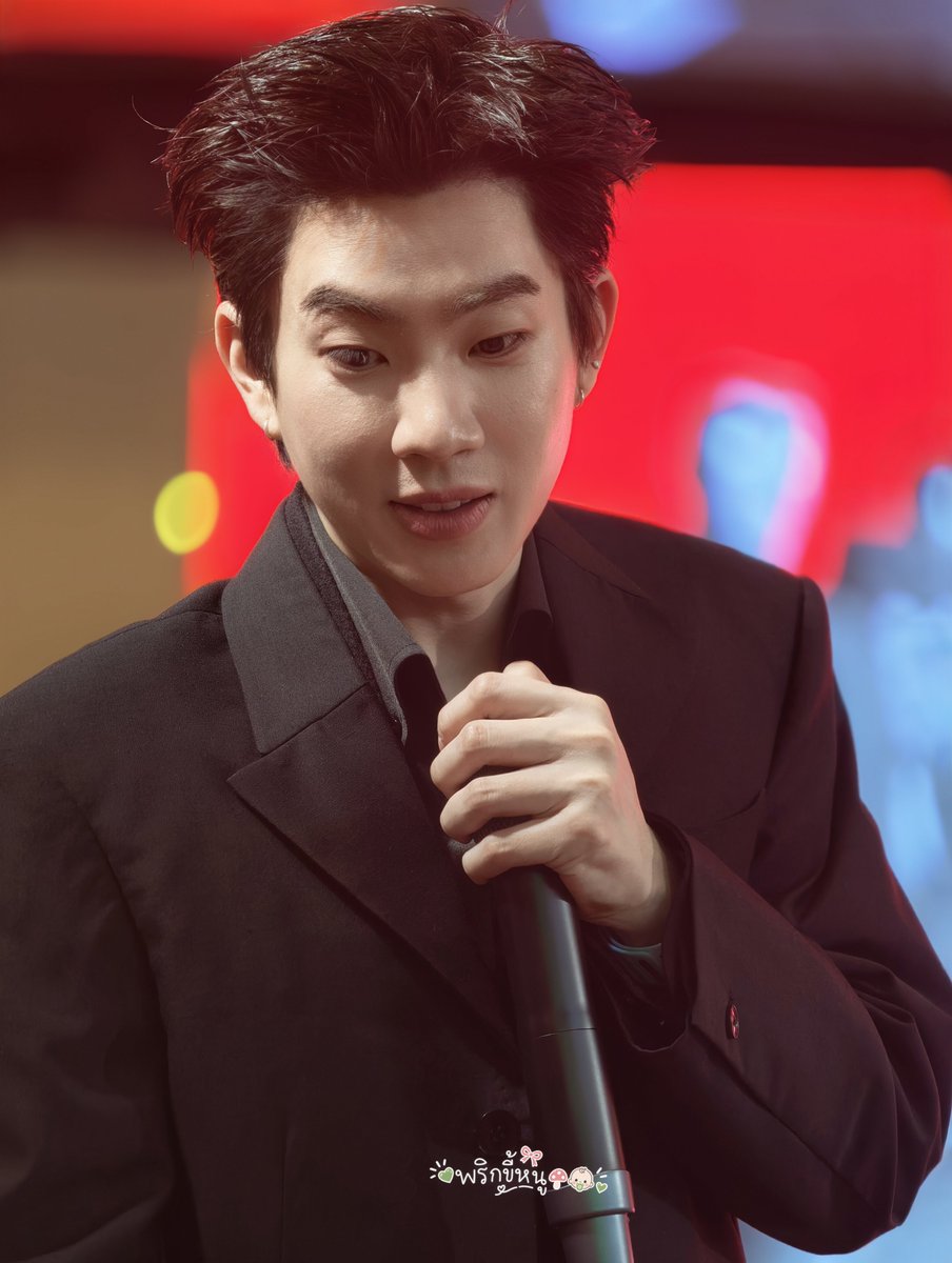 O_G_1991's tweet photo. หล่อแบบไม่สนน้ำท่วมกทม.เลย พ่อ 

#ออฟจุมพล #OffJumpol https://t.co/bRdKlrVpeG