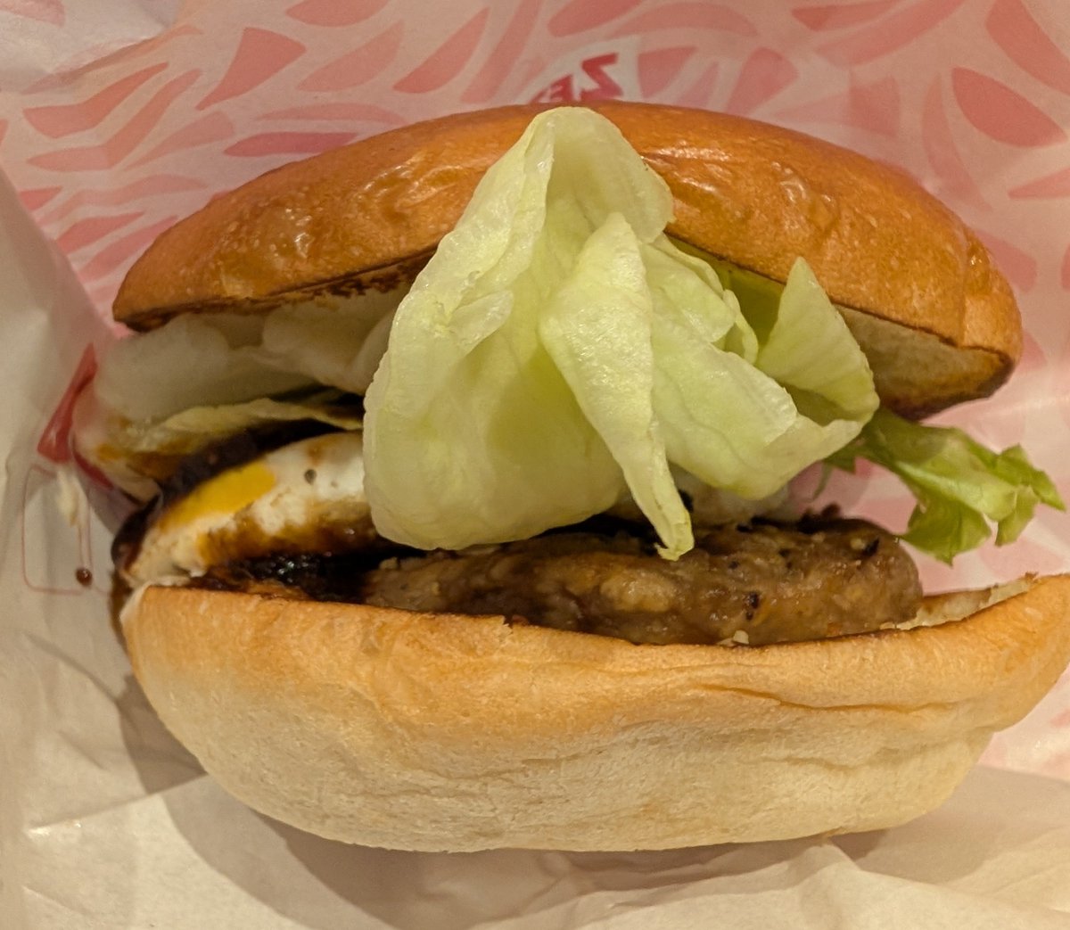 miyacharlotte's tweet photo. 各社の月見バーガー

１枚目：月見バーガー
(マクドナルド)
２枚目：月見フォカッチャ
(モスバーガー)
３枚目：月見バーガー
(ゼッテリア)
４枚目：月見フィレ
(ケンタッキーフライドチキン)

#マクドナルド 
#McDonald 
#モスバーガー 
#MOSBURGER 
#ゼッテリア 
#ケンタッキーフライドチキン 
#KFC https://t.co/23rj5wmkh0