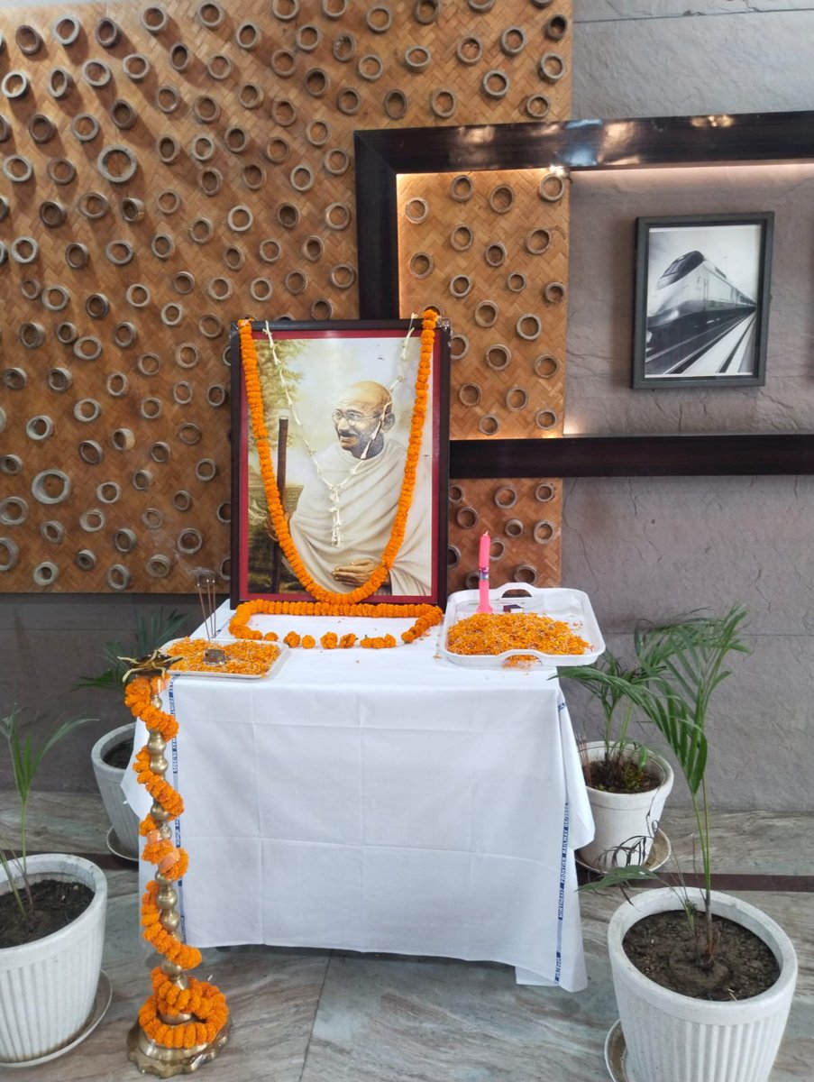 drm_tsk's tweet photo. Gandhi Jayanti was observed at DRM Office/Tinsukia, where Branch Officers &amp; staff paid tribute to Mahatma Gandhi ji and reflected on his ideals of Truth, Non-Violence and Cleanliness.

Together, let us contribute towards a cleaner India and cleaner Railways.🇮🇳🚆 https://t.co/AmFlauUKc6