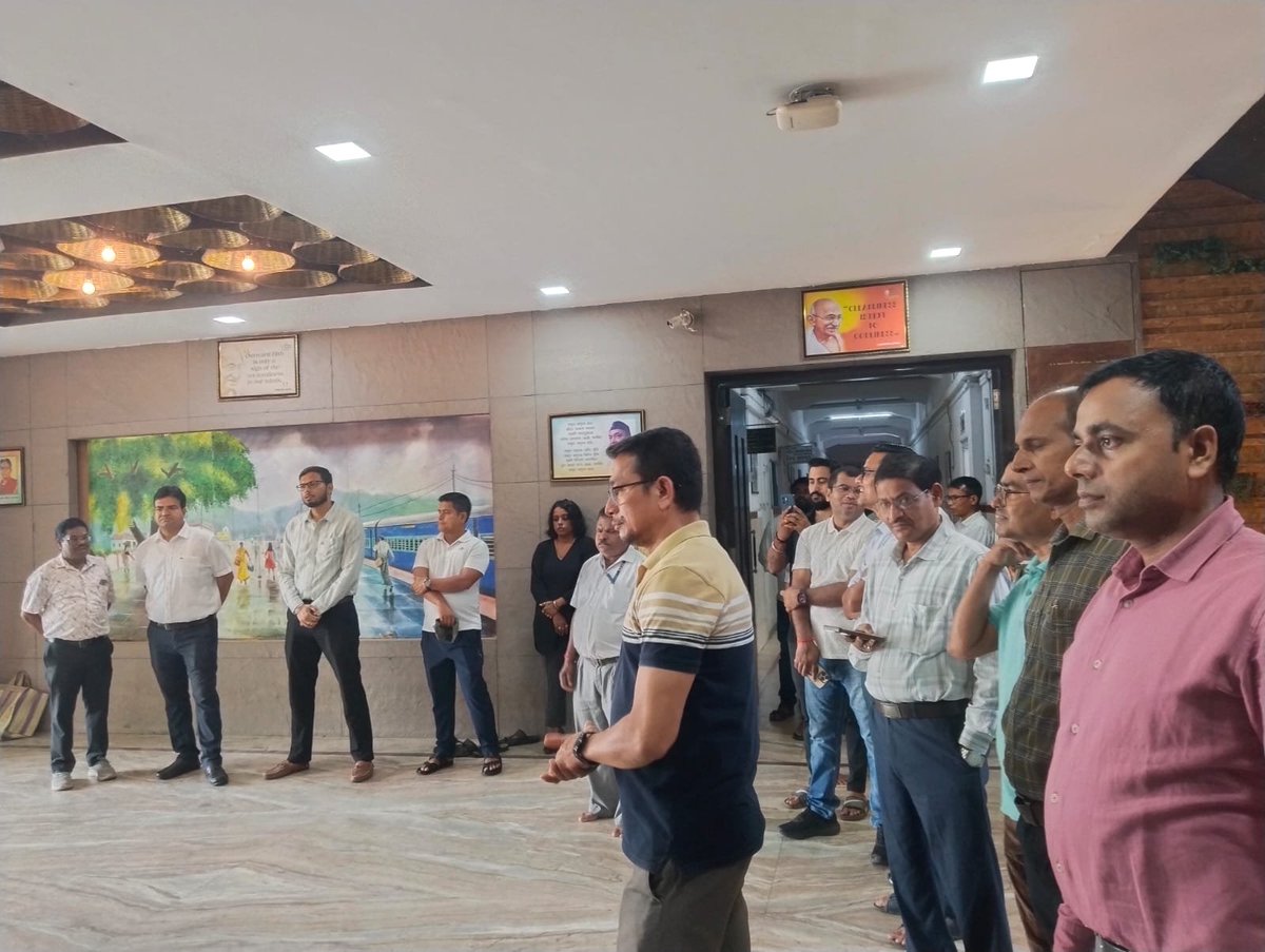drm_tsk's tweet photo. Gandhi Jayanti was observed at DRM Office/Tinsukia, where Branch Officers &amp; staff paid tribute to Mahatma Gandhi ji and reflected on his ideals of Truth, Non-Violence and Cleanliness.

Together, let us contribute towards a cleaner India and cleaner Railways.🇮🇳🚆 https://t.co/AmFlauUKc6