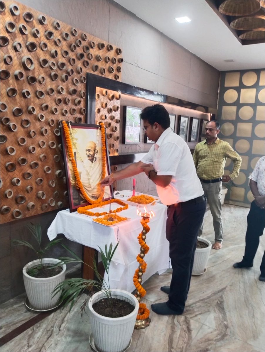 drm_tsk's tweet photo. Gandhi Jayanti was observed at DRM Office/Tinsukia, where Branch Officers &amp; staff paid tribute to Mahatma Gandhi ji and reflected on his ideals of Truth, Non-Violence and Cleanliness.

Together, let us contribute towards a cleaner India and cleaner Railways.🇮🇳🚆 https://t.co/AmFlauUKc6