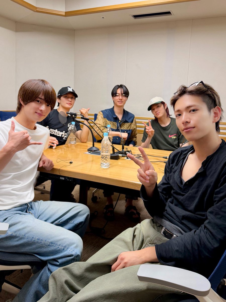 jr_official_X's tweet photo. 【 Radio📻 】

今日深夜00:00からは
#ACEes がパーソナリティを務めるレギュラーラジオ番組
『 レコメン！ROAD TO ACEes!!!!! 』が放送です🌟

記念すべき初回放送はACEes全員でお届け🪄

#えいラジ、ぜひお楽しみに❤️‍🔥

#浮所飛貴 #那須雄登 #作間龍斗 #深田竜生 #佐藤龍我 https://t.co/coWa6LyLhQ