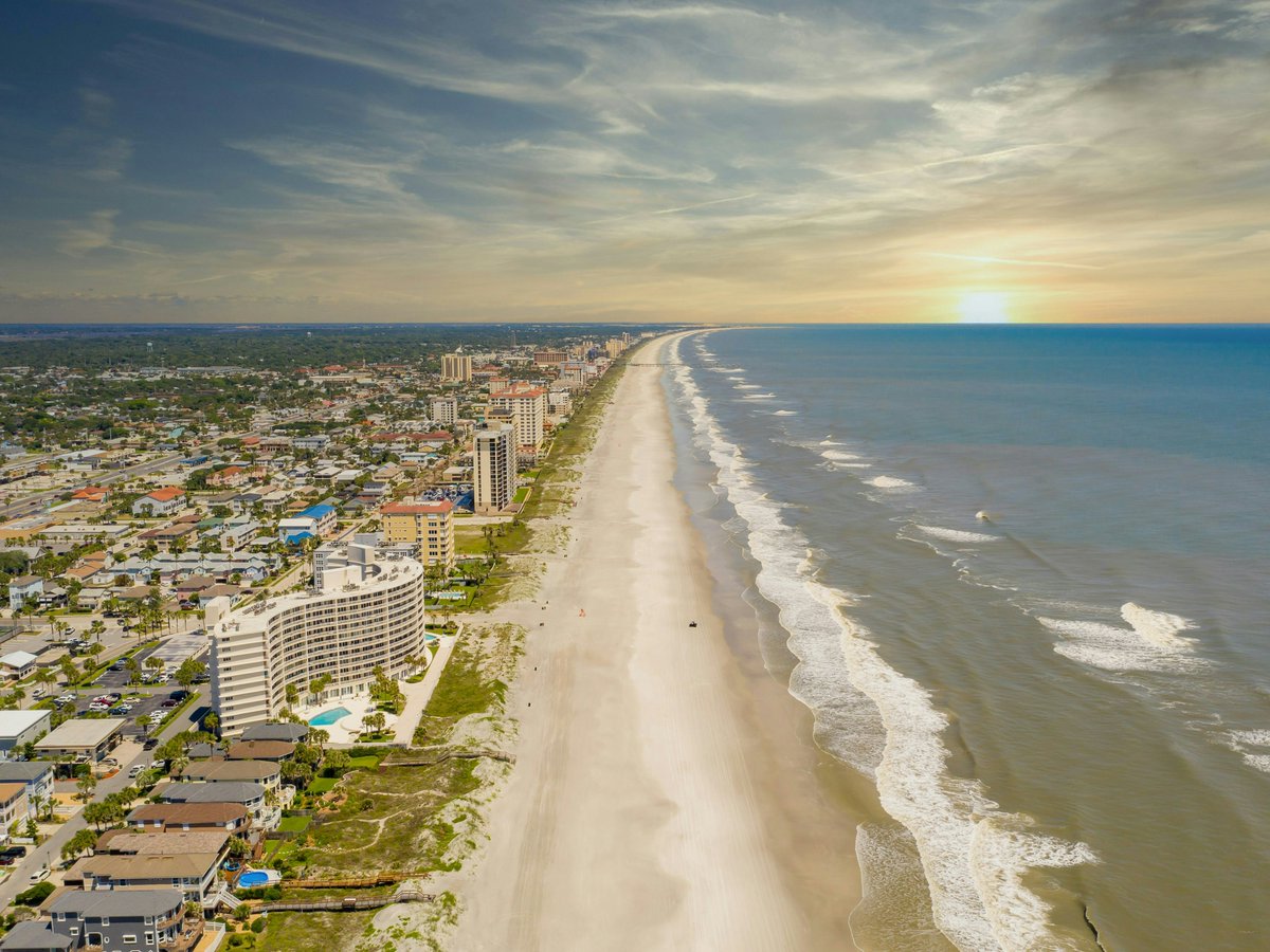 IFlyRhodeIsland's tweet photo. Already dreading the New England cold? Hop on a @BreezeAirways flight and escape to sunny Jacksonville, FL (@jaxairport) where the average temp is still in the 80s! ☀️✈️ #FlyRI

Book your trip today at https://t.co/gvrSRB3oje

📸: @visit_jax https://t.co/UHSw3aPF5j