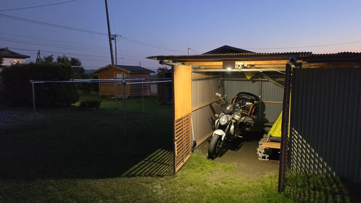 kasucon's tweet photo. 今回、富良野ではバイクと一緒に過ごせ���小屋に泊まった😊
テント付きで2300円だから安いし、共有スペースに冷蔵庫とかレンジとかポットもあるのでつよい
ただ断熱性はないから寒くて北の大地ナメてたわという感じだった😰
灯りとかコンセントはないけど、PDもついてる充電用USBハブはある https://t.co/29YGkLn5wc