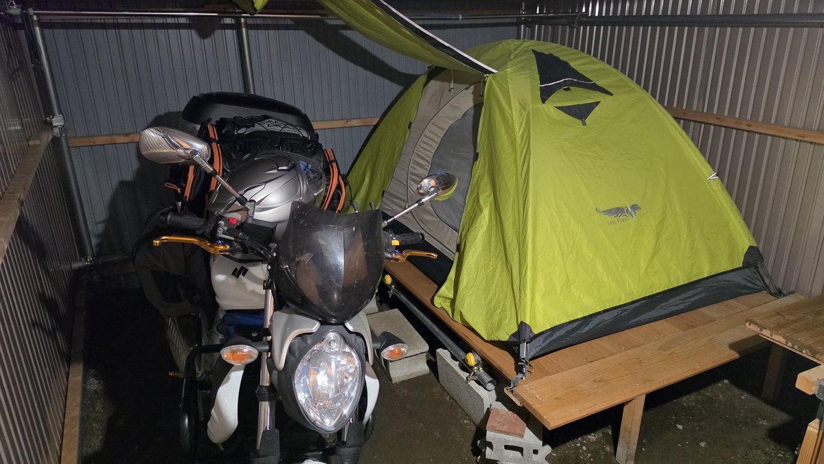 kasucon's tweet photo. 今回、富良野ではバイクと一緒に過ごせ���小屋に泊まった😊
テント付きで2300円だから安いし、共有スペースに冷蔵庫とかレンジとかポットもあるのでつよい
ただ断熱性はないから寒くて北の大地ナメてたわという感じだった😰
灯りとかコンセントはないけど、PDもついてる充電用USBハブはある https://t.co/29YGkLn5wc