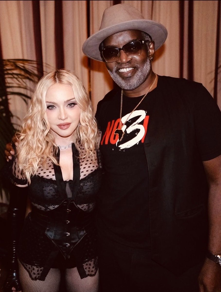 SiteMadonnaBR's tweet photo. Madonna também levou pra sua performance no #VMAs o icônico Fab 5 Freddy, também citado na letra de “Danceteria”

1985 /////////////// 2026 https://t.co/vFlj6KdzAa