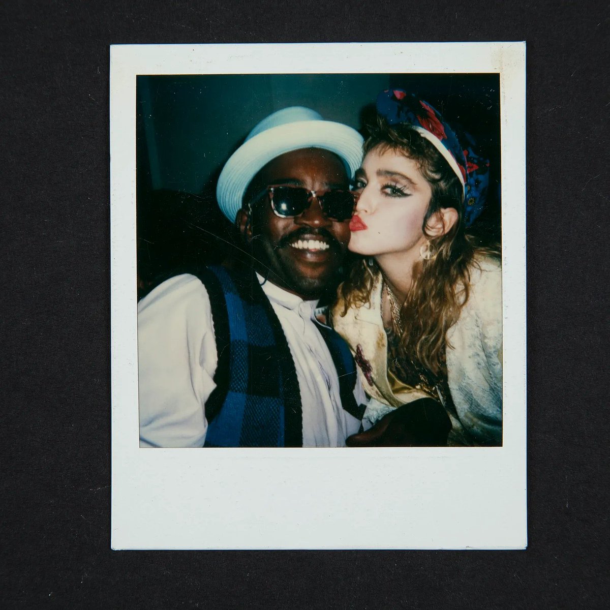 SiteMadonnaBR's tweet photo. Madonna também levou pra sua performance no #VMAs o icônico Fab 5 Freddy, também citado na letra de “Danceteria”

1985 /////////////// 2026 https://t.co/vFlj6KdzAa