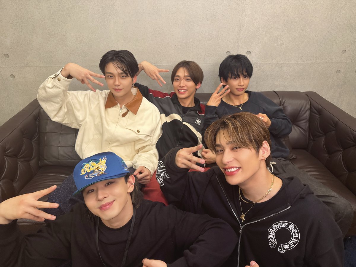 onenonly_tokyo's tweet photo. ＼ ありがとうございました ／

『Golden Sun』Music Video公開記念インスタライブありがとうございました👑✨

これからもメガギラエネルギー全開で駆け抜けます💨

#SWAG の皆さんも #メガアゲゴールデンサン で『Golden Sun』を一緒に盛り上げてくれたら嬉しいです🐶🐾

#ワンエンリリース #ワンエン #ONENONLY