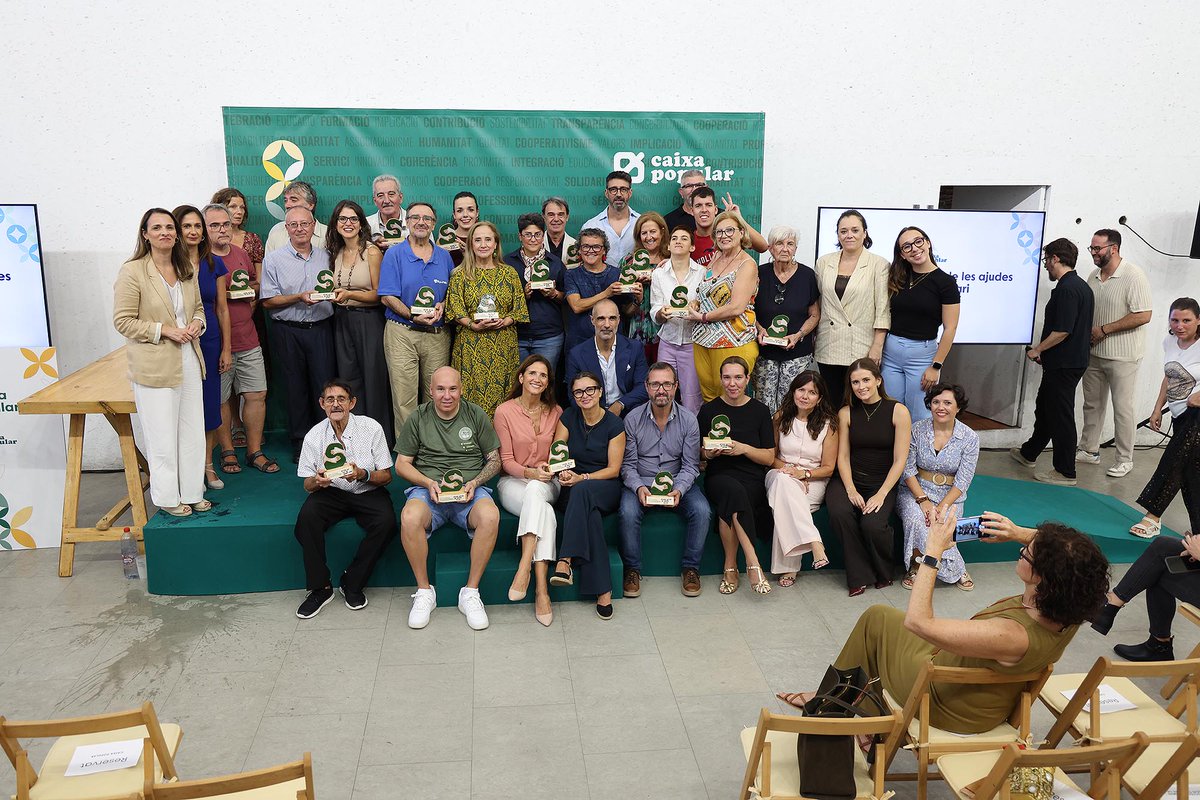 caixapopular's tweet photo. Dimarts vam lliurar les Ajudes Un Dia de Salari. 💚

Gràcies a les donacions voluntàries de l’equip i l’aportació del triple de l'import de l’entitat, impulsarem 21 projectes socials d’organitzacions que milloren la qualitat de vida de moltes persones. 🤝

Gràcies a @jajajers per conduir un acte tan divertit i emotiu al @Pelayotrinquet!

I enhorabona a totes les associacions per la seua tasca per una societat més justa.

Junts convertim aportacions individuals en accions col·lectives!