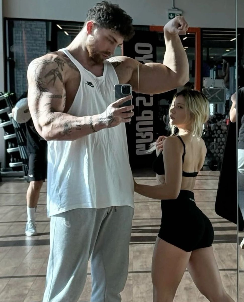 emilysterlings_'s tweet photo. the size difference I deserve https://t.co/mXYp9HIMW9