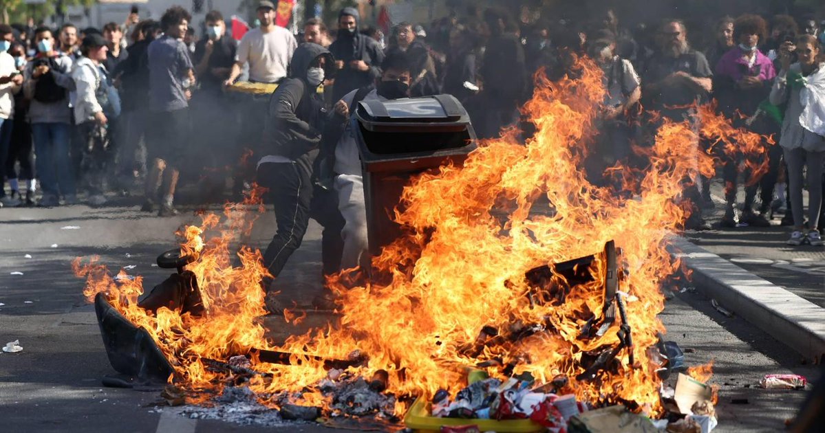 expresso's tweet photo. Revolta dos liceus em França alastra às universidades e entra numa fase de violência https://t.co/z6jLnXuN0b https://t.co/f98ZiE31Us