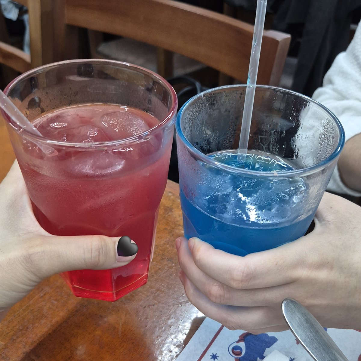 nominaissance's tweet photo. feliz aniversário minha amiga @tae_iz 🦋 que sua vida se encha de saúde, descanso e sucesso! sou feliz por ter te conhecido nas ruas da barra funda (obrigada por tudo jype twice) 사랑해요!! 💞 https://t.co/q1ImQLJqbw