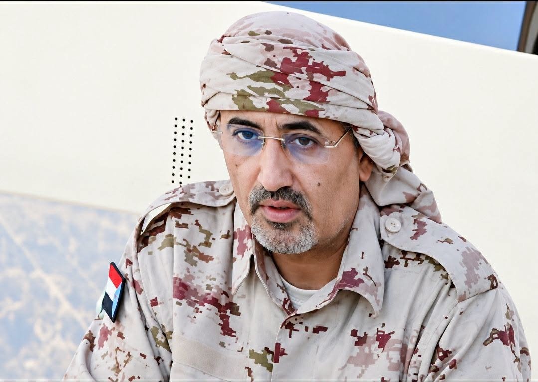 alialabbasi004's tweet photo. منشور لا يجب أن يتوقف 

++++++++++++++++++
هاتوا لي شمالي واحد اتهموه بالخيانة العظمى كما اتهموا عيدروس الزبيدي..
قادة شماليون سلّموا جبهات بل محافظات بأكملها وباعوا واشتروا  مع الحوثي بالجنود والسلاح والعتاد ولم يتم توجيه أي تهمة إليهم..
علي محسن الأحمر سلّم الفرقة الأولى مدرع بكامل سلاحها وعتادها دون طلقة رصاص واحدة لم توجه له أي تهمة بل استمر بمنصبه نائب رئيس لفترة طويلة..
عيال الأحمر كانوا يشخطون وينخطون داخل صنعاء واليمن ككل وفجأة اختفوا وبقي شيخهم وحيدًا لم تفزع معه إلا مجموعة نسوة الواحدة منهنّ بألف رجل ، لم توجه لأيٍ منهم أي تهمة..
طارق صالح سلم الحوثي سلاح وعتاد يكفيهم للقتال لسنوات طويلة، واستقبلوه استقبال الأبطال في الرياض..
جبهات نهم والجوف تم بيعها في وضح النهار واستسلمت محافظات بأكملها بطقمين حوثيين ولم توجه أي تهمة لأي قائد..
والأمثلة على الخيانات في الشمال كثيرة وكثيرة جدآ لا يسع منشور واحد لذكرها لم يتم محاسبة أيٌ منهم بل تمت ترقيتهم ومكافأتهم..
بينما عيدروس ظل عشر سنوات يقاتل الحوثيين وعندما تحرك في إطار الجغرافيا الجنوبية لم يكتفوا بمحاربته وقتل جنوده بل اتهموه بالخيانة العظمى..
لماذا يتم التعامل مع القادة الشماليين بهذا التساهل بينما يعامل قادة الجنوب بكل هذا الصَلَف والجبروت..
الجواب باختصار لأن الحرب شمالية جنوبية ومن يدير ملف الجنوب هم أدوات شمالية بدعم سعودي.
بقلم: سمير المحمدي