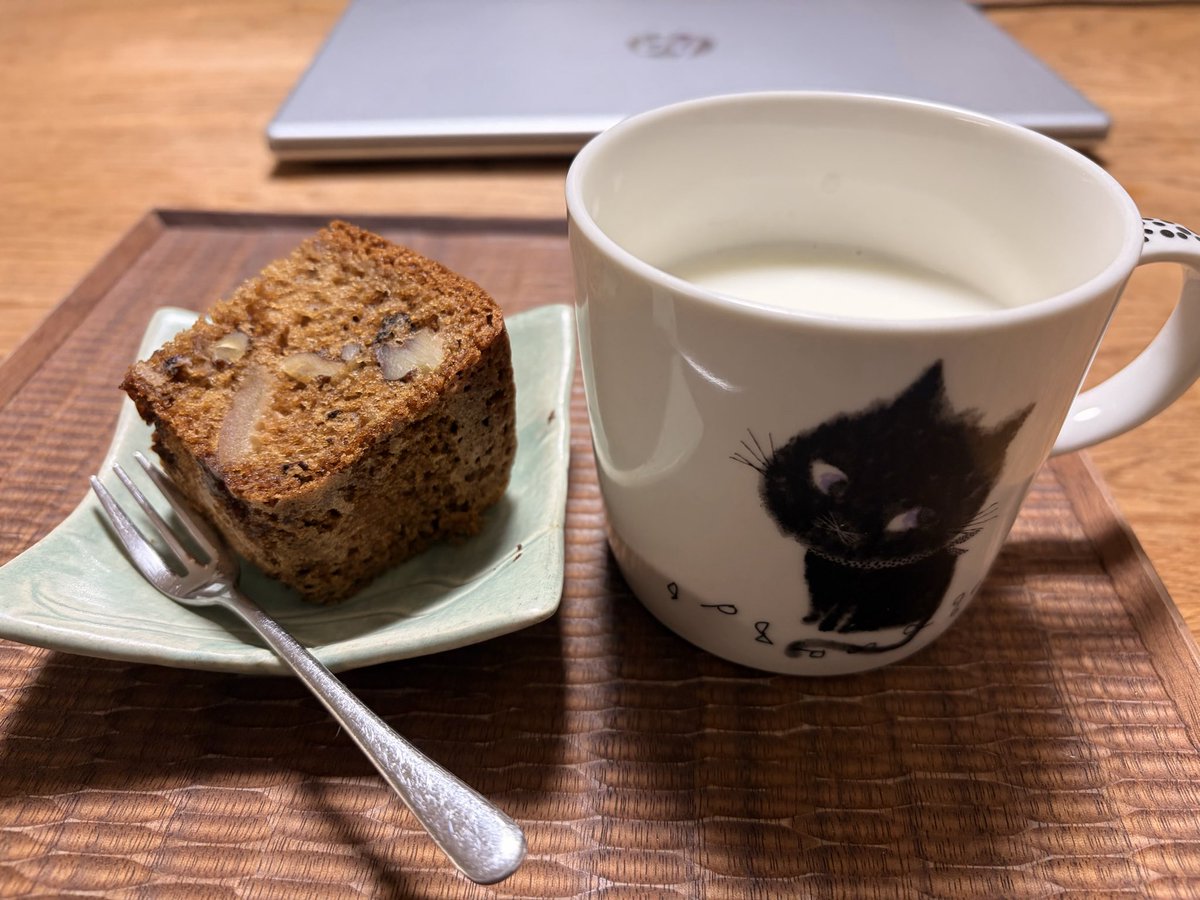 CS3939's tweet photo. 今季初の林檎ケーキ
南半球で叔母に教えてもらったレシピです
砂糖を1/4黒糖にしてアレンジ
#うちのおやつ https://t.co/4U1NIYTmKi