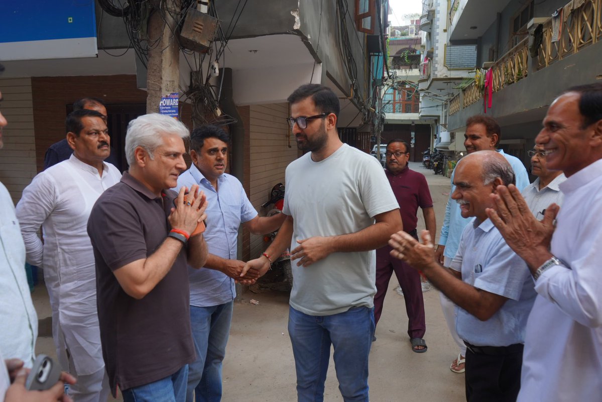kgahlot's tweet photo. चाय पर चर्चा… ☕

आज महिपालपुर गाँव के L-ब्लॉक, गली नंबर-15 के निवासियों के साथ चाय की चुस्कियों के बीच आत्मीय संवाद हुआ।

इस दौरान क्षेत्रवासियों ने बताया कि पिछले कई वर्षों से चली आ रही पानी की समस्या के समाधान के लिए ट्यूबवेल लगने के बाद जलापूर्ति में काफी सुधार हुआ है। लोगों ने इस कार्य पर संतोष व्यक्त करते हुए धन्यवाद एवं आभार जताया।

मुझे खुशी है कि वर्षों पुरानी समस्या के समाधान से स्थानीय निवासियों को राहत मिली है। आने वाले समय में क्षेत्र की जलापूर्ति व्यवस्था को और बेहतर बनाने के लिए प्रयास निरंतर जारी रहेंगे।

चाय पर संवाद, समस्याओं का समाधान—जनता की सुविधा और क्षेत्र का विकास हमारी प्राथमिकता है।

इस अवसर पर महिपालपुर मंडल उपाध्यक्ष श्री ललित सहरावत जी, मंडल में मंत्री श्री कृष्ण सहरावत जी और महिपालपुर मंडल युवा मोर्चा के अध्यक्ष श्री दीपक अत्री जी मौजूद रहे।