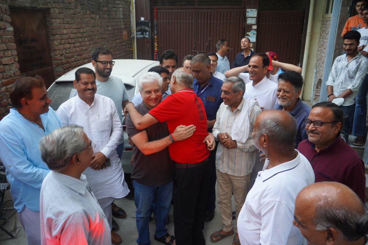 kgahlot's tweet photo. चाय पर चर्चा… ☕

आज महिपालपुर गाँव के L-ब्लॉक, गली नंबर-15 के निवासियों के साथ चाय की चुस्कियों के बीच आत्मीय संवाद हुआ।

इस दौरान क्षेत्रवासियों ने बताया कि पिछले कई वर्षों से चली आ रही पानी की समस्या के समाधान के लिए ट्यूबवेल लगने के बाद जलापूर्ति में काफी सुधार हुआ है। लोगों ने इस कार्य पर संतोष व्यक्त करते हुए धन्यवाद एवं आभार जताया।

मुझे खुशी है कि वर्षों पुरानी समस्या के समाधान से स्थानीय निवासियों को राहत मिली है। आने वाले समय में क्षेत्र की जलापूर्ति व्यवस्था को और बेहतर बनाने के लिए प्रयास निरंतर जारी रहेंगे।

चाय पर संवाद, समस्याओं का समाधान—जनता की सुविधा और क्षेत्र का विकास हमारी प्राथमिकता है।

इस अवसर पर महिपालपुर मंडल उपाध्यक्ष श्री ललित सहरावत जी, मंडल में मंत्री श्री कृष्ण सहरावत जी और महिपालपुर मंडल युवा मोर्चा के अध्यक्ष श्री दीपक अत्री जी मौजूद रहे।