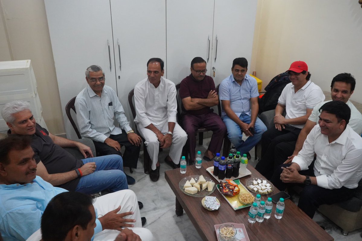 kgahlot's tweet photo. चाय पर चर्चा… ☕

आज महिपालपुर गाँव के L-ब्लॉक, गली नंबर-15 के निवासियों के साथ चाय की चुस्कियों के बीच आत्मीय संवाद हुआ।

इस दौरान क्षेत्रवासियों ने बताया कि पिछले कई वर्षों से चली आ रही पानी की समस्या के समाधान के लिए ट्यूबवेल लगने के बाद जलापूर्ति में काफी सुधार हुआ है। लोगों ने इस कार्य पर संतोष व्यक्त करते हुए धन्यवाद एवं आभार जताया।

मुझे खुशी है कि वर्षों पुरानी समस्या के समाधान से स्थानीय निवासियों को राहत मिली है। आने वाले समय में क्षेत्र की जलापूर्ति व्यवस्था को और बेहतर बनाने के लिए प्रयास निरंतर जारी रहेंगे।

चाय पर संवाद, समस्याओं का समाधान—जनता की सुविधा और क्षेत्र का विकास हमारी प्राथमिकता है।

इस अवसर पर महिपालपुर मंडल उपाध्यक्ष श्री ललित सहरावत जी, मंडल में मंत्री श्री कृष्ण सहरावत जी और महिपालपुर मंडल युवा मोर्चा के अध्यक्ष श्री दीपक अत्री जी मौजूद रहे।
