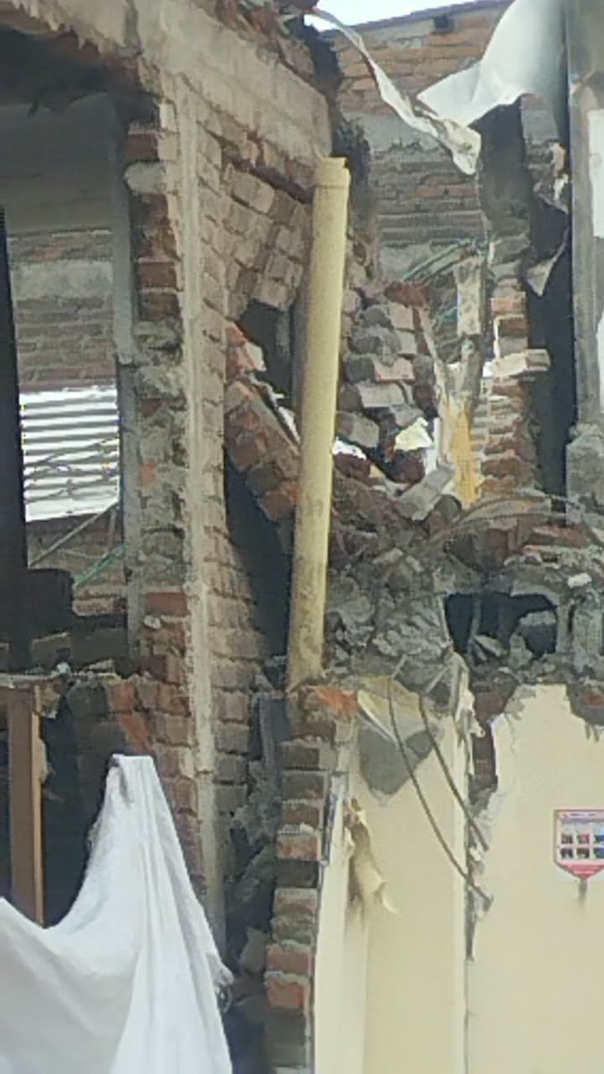 JulieDuque1's tweet photo. Pereira: acaba de derrumbarse parcialmente el edificio de la calle 12 con carrera 8a contiguo a la residencia pagadiario que cayó el día del terremoto, con aviso de colapso desde el día 0 sin que la @Alcaldiapereira tomara medidas para su demolición.
Fotos: Mónica Marín. https://t.co/81ng5LVQxT