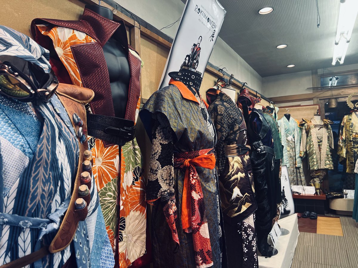 nagoya_za's tweet photo. 極上ナゴヤカブキ「ROKUMONSEN -戦乱ノ風二散ルラム命ノ値-」展！
今回はナゴヤ座の1階と、ヲジマヤさんの2箇所で開催！

細部までこだわり抜かれた幅上さんの衣装をぜひ間近でご覧ください！！

展示はナゴヤ座とヲジマヤさんの各営業日の営業時間内に展示をご覧いただけます！営業日、営業時間をご確認いただきご来場ください！

［限定フォトカードのご案内］
10月2日（金）〜11日（日）までナゴヤ座のオヒネリガチャの当たりで「通常フォトカード」か対象の役者が写っている「ROKUMONSEN展」開催記念フォトカードを選ぶことができます。サイン対応は対象の役者1名のみとなります。
※10連ガチャBOXは対象外となります