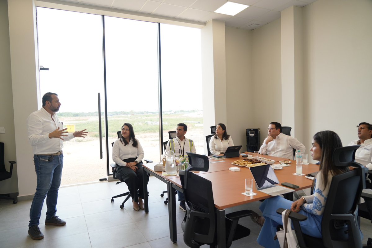SanzLovaton's tweet photo. A esa necesidad responde #TalentUpRD, un programa con el que habilitamos 15,000 becas para formar el talento técnico que requieren las empresas de alto valor agregado. Desde el @MIC_RD estamos preparando a nuestra gente con las competencias para liderarlas. ¡Vamos! https://t.co/iLtc2eAd6X