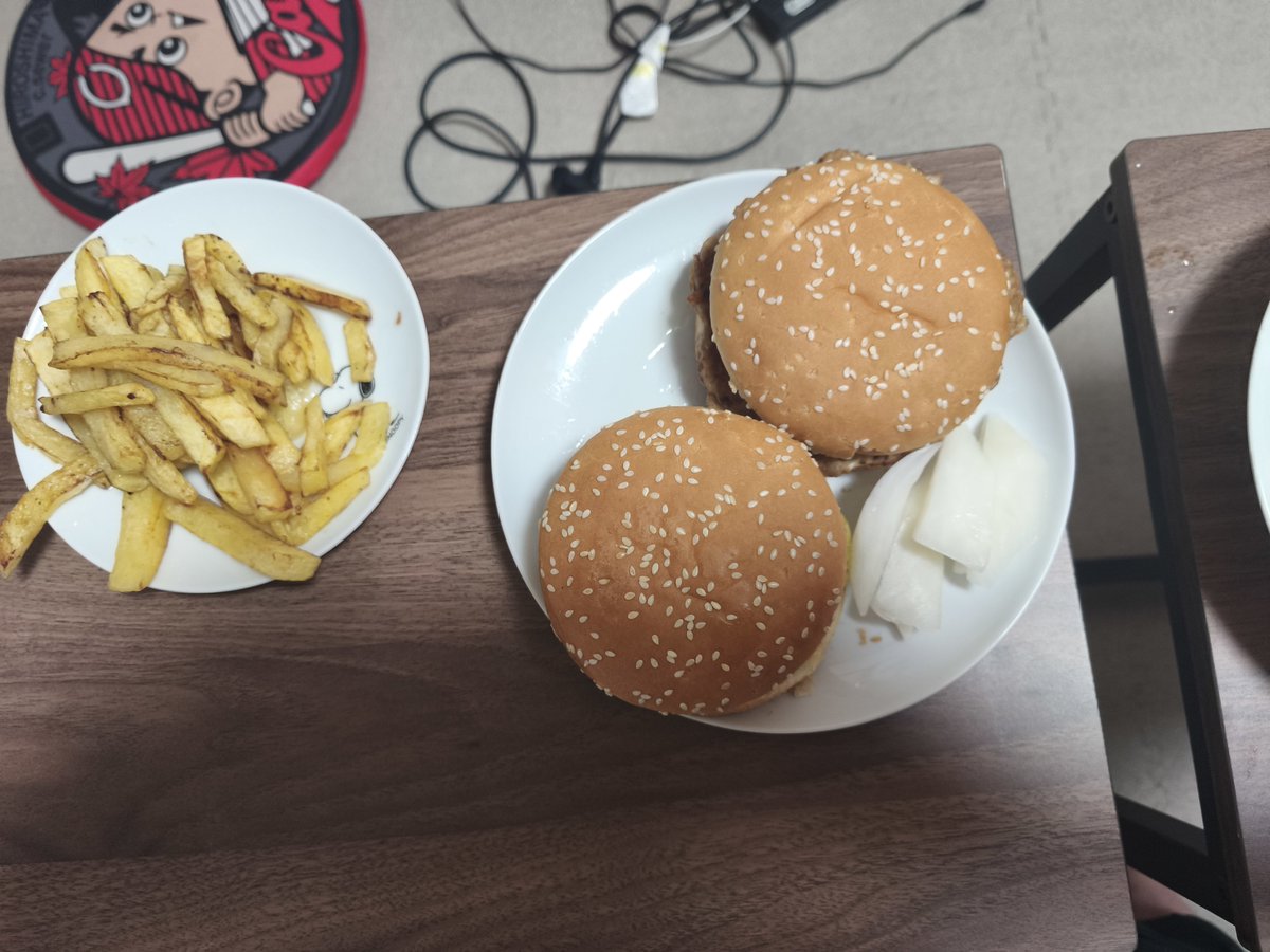 troutman289's tweet photo. 今作のエスコン飯作ってみた
大豆ミートがなかったので豚肉ミンチで代用。代用の代用…
ついでにピクルスもなかったので家で作った大根の漬物で代用…

#ACE8 
#エスコン飯
#もはや普通のハンバーガー https://t.co/oy2IeuulaZ