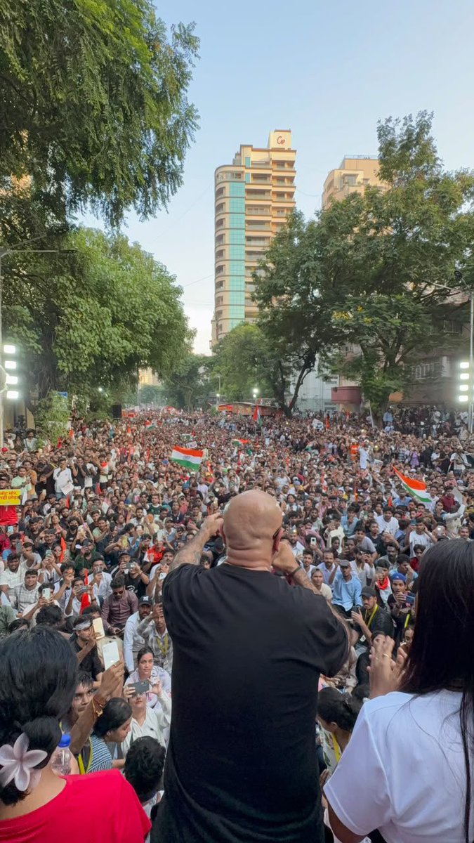 Cockroachisback's tweet photo. Akhha MUMBAI is here at Shivaji Park! 🔥 https://t.co/gyG54yxBWY