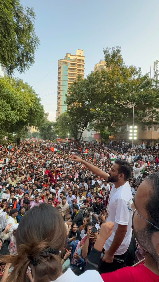 Cockroachisback's tweet photo. Akhha MUMBAI is here at Shivaji Park! 🔥 https://t.co/gyG54yxBWY
