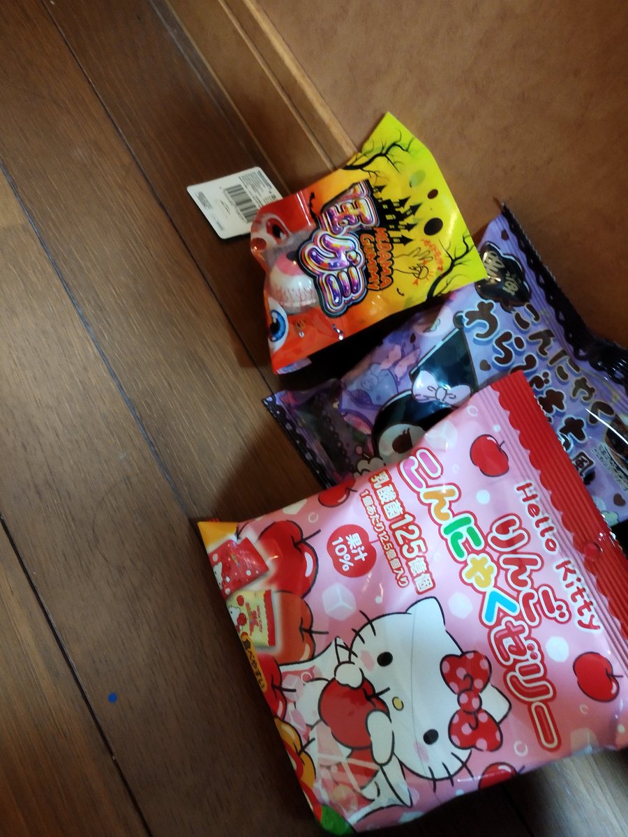 y7hbln's tweet photo. 前髪切るハサミ買いに行くついでに…。 https://t.co/gvo2yTzfZw