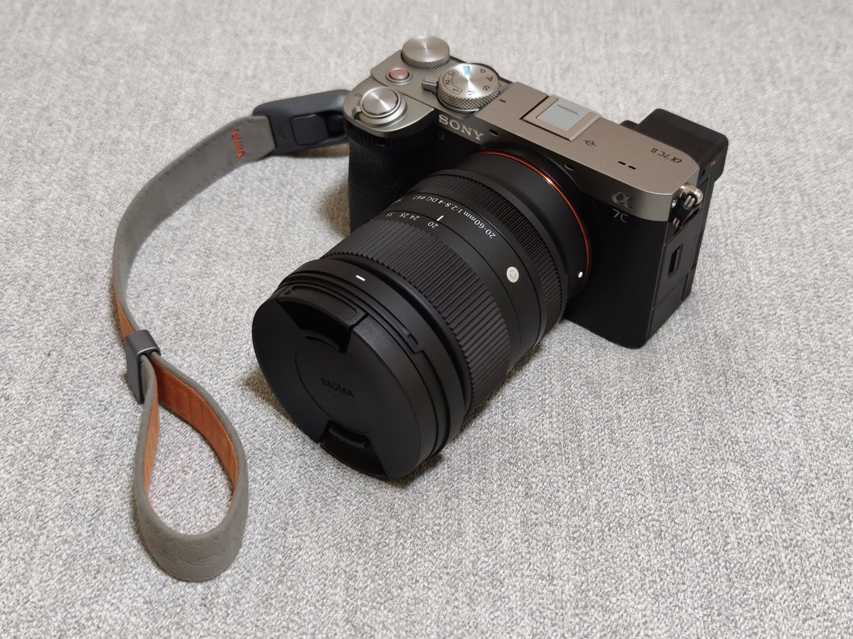 amakusa_camera's tweet photo. sigma 20-60 ちっさ！
α7cⅡに着けてもバランスいいし、フィルター径67mmなのもえらい！
sel2070も小さいと思ってたのになぁ
#sony
#sigma https://t.co/u67osl8IiE