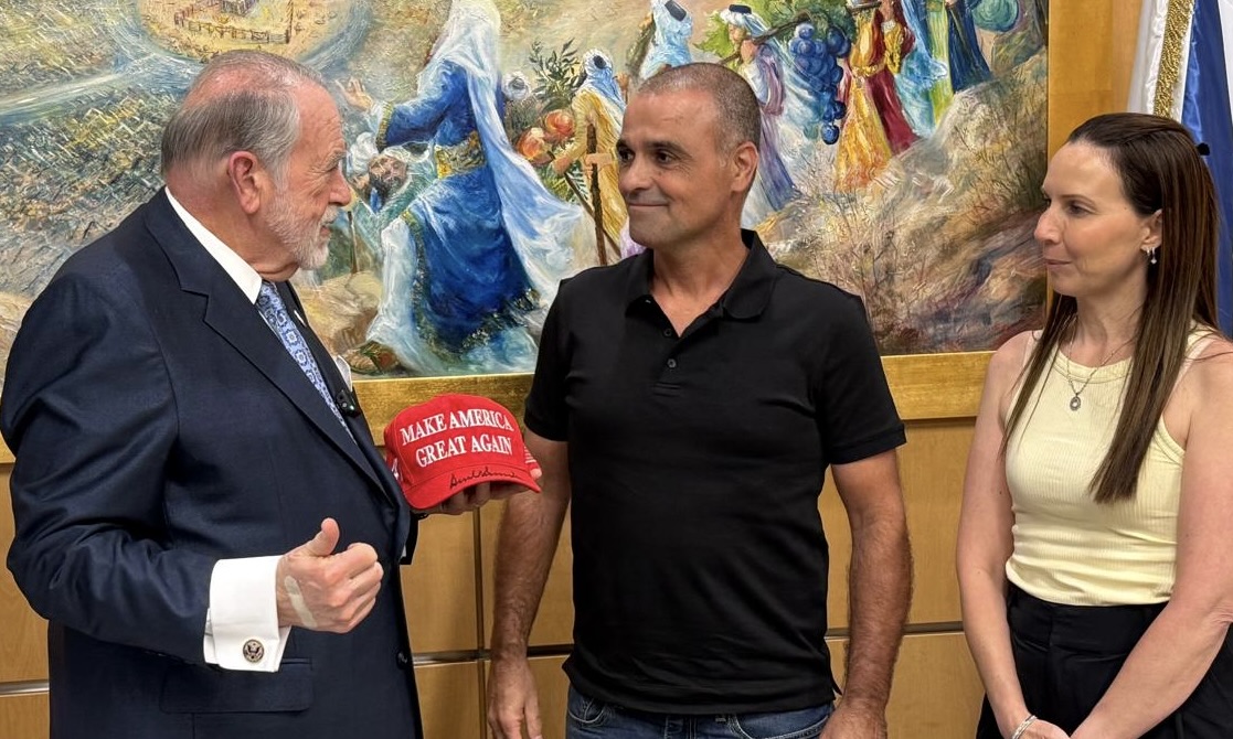 GovMikeHuckabee's tweet photo. Israeli plumber who heroically subdued terrorist &amp; grabbed the controls of plane came to @usembassyjlm &amp; I gave him my autographed hat from @POTUS . Yaniv &amp; Meital Hayoun inspired the world. He loves @realDonaldTrump &amp; I'll post his message to @POTUS later. What a story! https://t.co/idue8RUBme