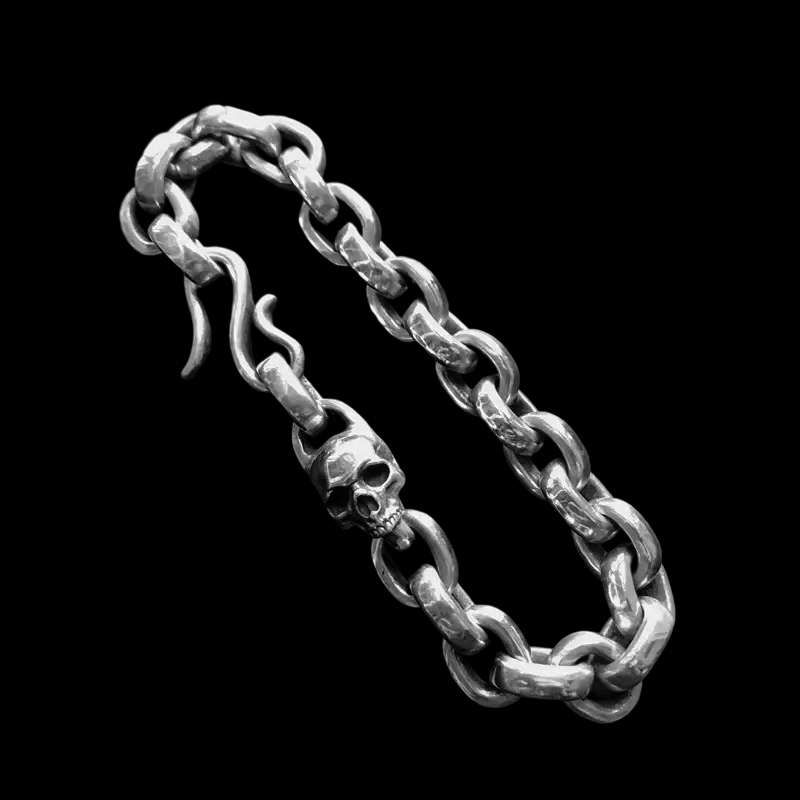 mensskull's tweet photo. The rhythm of a chain comes from repeated links, then one detail breaks the pattern. A clasp can become the focal point. https://t.co/Wv1IcpdBYk