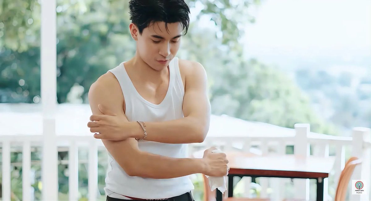 ssaaffiiii's tweet photo. Brent Manalo, respectfully…Only you can pull this off

PAREHO TAYONG NAHIHIYA MV https://t.co/0SETJV9d4s