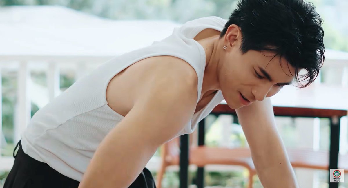 ssaaffiiii's tweet photo. Brent Manalo, respectfully…Only you can pull this off

PAREHO TAYONG NAHIHIYA MV https://t.co/0SETJV9d4s