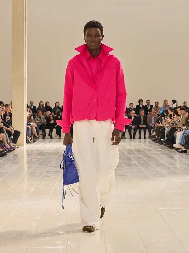 designscene's tweet photo. Balenciaga Spring Summer 2027: The New Methodology - Read more here: https://t.co/RNyrYC8zGQ

Watching #PierpaoloPiccioli‘s third collection for #Balenciaga unfold on the runway at #ParisFashionWeek yesterday was witnessing a designer systematically dismantle the false boundary between couture and ready-to-wear. There was no dramatic rupture, no collision of high and low. Instead, Piccioli presented something far more rigorous: couture as a working methodology, not a category.

Photo Courtesy of Balenciaga