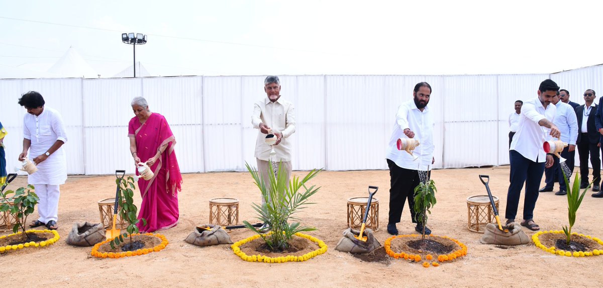 ncbn's tweet photo. రాయలసీమ చరిత్రలో ఈ రోజు ఒక సువర్ణ అధ్యాయం. కరవు సీమను సిరుల సీమగా మార్చే రూ.లక్ష కోట్ల గ్లోబల్ హార్టికల్చర్ హబ్ కు శ్రీకారం చుట్టాం.  రైతుల భవిష్యత్‌కు అండగా నిలిచే ఇండియన్ స్కూల్ ఆఫ్ అగ్రికల్చర్ ఏర్పాటుకు శంకుస్థాపన చేశాం.

ఈ రెండు కార్యక్రమాలను గాంధీ జయంతి రోజున చేయడం ఎంతో ఆనందంగా ఉంది. ఉద్యాన రైతుకు అండగా నిలిచి, సాగును లాభసాటిగా మార్చి, రాయలసీమ పండ్లను ప్రపంచ మార్కెట్‌కు చేర్చడమే ఈ మహా ప్రాజెక్టు లక్ష్యం. 

రైతులకు మేలు చేసే కార్యక్రమాలకు సహకరిస్తున్న ప్రధాని నరేంద్ర మోదీ గారికి, కేంద్ర ఆర్థిక మంత్రి నిర్మలా సీతారామన్ గారికి రాష్ట్ర ప్రజల తరపున నా కృతజ్ఞతలు. ఈ మహత్తర కార్యక్రమంలో భాగస్వామిగా నిలిచిన రిలయన్స్ సంస్థ డైరెక్టర్ అనంత్ అంబానీ కి అభినందనలు తెలుపుతున్నాను.

ప్రతి పొలం లో పంట...ప్రతి పంటకూ ధర....ప్రతి రైతుకూ ఆదాయం...ప్రతి ఊళ్ళో సంపద...ఇదే రాయలసీమ రైజింగ్ లక్ష్యం.
@narendramodi 
@nsitharaman 
@PawanKalyan 

#RayalaseemaVijayeebhava
#GlobalHorticultureHub
#RayalaseemaRising