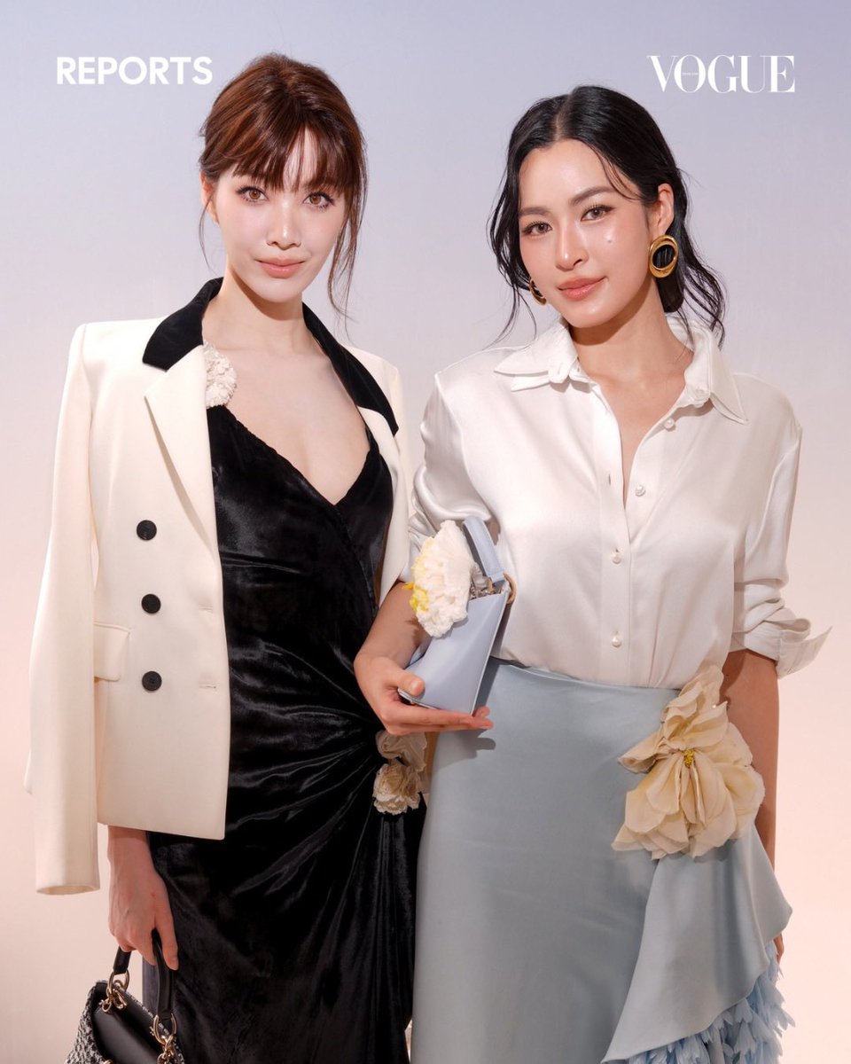 VogueThailand's tweet photo. #VogueReports ‘หลิง-ออม’ ได้รับเลือกเป็นหนึ่งในผู้ทรงอิทธิพลของโลกแฟชั่นจาก BoF 500

ยังคงได้รับการจับตามองอย่างต่อเนื่องสำหรับดาราและศิลปินชาวไทย เมื่อล่าสุด ‘หลิงหลิง-ศิริลักษณ์ คอง’ และ ‘ออม-กรณ์นภัส เศรษฐรัตนพงษ์‘ ได้รับเลือกจาก BoF 500 Class of 2026 โดย Business of Fashion ให้ขึ้นแท่นเป็นผู้มีบทบาทสำคัญ และมีอิทธิพลต่ออุตสาหกรรมแฟชั่นทั้งไทยและระดับโลก หลังจากที่ทั้งคู่ได้สร้างปรากฏการณ์ให้กับโลกแฟชั่นอย่างต่อเนื่อง โดยเฉพาะบทบาทของเฮาส์แอมบาสเดอร์แห่ง Dior ที่ไม่เพียงสร้างไวรัลบนโลกออนไลน์เท่านั้น หากยังการันตีด้วยการรั้งตำแหน่งหัวตารางของมูลค่า EMV หลายซีซั่นติดต่อกันมาแล้วด้วย #LingOrm #BoF500 #Linglingkwong‌ #OrmKornnaphat‌ 

ภาพ: Getty Images