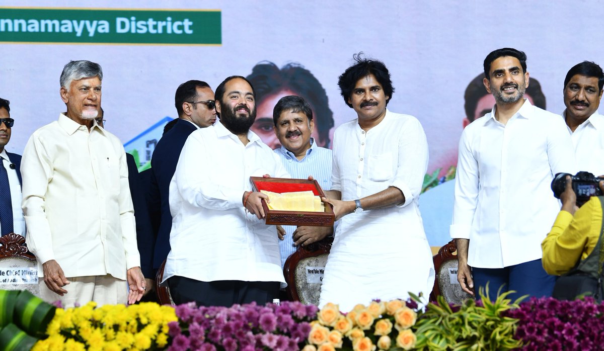 ncbn's tweet photo. రాయలసీమ చరిత్రలో ఈ రోజు ఒక సువర్ణ అధ్యాయం. కరవు సీమను సిరుల సీమగా మార్చే రూ.లక్ష కోట్ల గ్లోబల్ హార్టికల్చర్ హబ్ కు శ్రీకారం చుట్టాం.  రైతుల భవిష్యత్‌కు అండగా నిలిచే ఇండియన్ స్కూల్ ఆఫ్ అగ్రికల్చర్ ఏర్పాటుకు శంకుస్థాపన చేశాం.

ఈ రెండు కార్యక్రమాలను గాంధీ జయంతి రోజున చేయడం ఎంతో ఆనందంగా ఉంది. ఉద్యాన రైతుకు అండగా నిలిచి, సాగును లాభసాటిగా మార్చి, రాయలసీమ పండ్లను ప్రపంచ మార్కెట్‌కు చేర్చడమే ఈ మహా ప్రాజెక్టు లక్ష్యం. 

రైతులకు మేలు చేసే కార్యక్రమాలకు సహకరిస్తున్న ప్రధాని నరేంద్ర మోదీ గారికి, కేంద్ర ఆర్థిక మంత్రి నిర్మలా సీతారామన్ గారికి రాష్ట్ర ప్రజల తరపున నా కృతజ్ఞతలు. ఈ మహత్తర కార్యక్రమంలో భాగస్వామిగా నిలిచిన రిలయన్స్ సంస్థ డైరెక్టర్ అనంత్ అంబానీ కి అభినందనలు తెలుపుతున్నాను.

ప్రతి పొలం లో పంట...ప్రతి పంటకూ ధర....ప్రతి రైతుకూ ఆదాయం...ప్రతి ఊళ్ళో సంపద...ఇదే రాయలసీమ రైజింగ్ లక్ష్యం.
@narendramodi 
@nsitharaman 
@PawanKalyan 

#RayalaseemaVijayeebhava
#GlobalHorticultureHub
#RayalaseemaRising