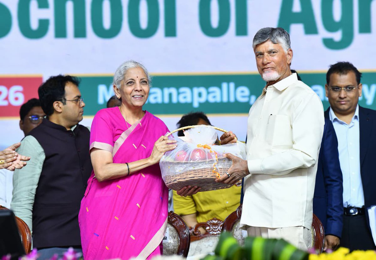ncbn's tweet photo. రాయలసీమ చరిత్రలో ఈ రోజు ఒక సువర్ణ అధ్యాయం. కరవు సీమను సిరుల సీమగా మార్చే రూ.లక్ష కోట్ల గ్లోబల్ హార్టికల్చర్ హబ్ కు శ్రీకారం చుట్టాం.  రైతుల భవిష్యత్‌కు అండగా నిలిచే ఇండియన్ స్కూల్ ఆఫ్ అగ్రికల్చర్ ఏర్పాటుకు శంకుస్థాపన చేశాం.

ఈ రెండు కార్యక్రమాలను గాంధీ జయంతి రోజున చేయడం ఎంతో ఆనందంగా ఉంది. ఉద్యాన రైతుకు అండగా నిలిచి, సాగును లాభసాటిగా మార్చి, రాయలసీమ పండ్లను ప్రపంచ మార్కెట్‌కు చేర్చడమే ఈ మహా ప్రాజెక్టు లక్ష్యం. 

రైతులకు మేలు చేసే కార్యక్రమాలకు సహకరిస్తున్న ప్రధాని నరేంద్ర మోదీ గారికి, కేంద్ర ఆర్థిక మంత్రి నిర్మలా సీతారామన్ గారికి రాష్ట్ర ప్రజల తరపున నా కృతజ్ఞతలు. ఈ మహత్తర కార్యక్రమంలో భాగస్వామిగా నిలిచిన రిలయన్స్ సంస్థ డైరెక్టర్ అనంత్ అంబానీ కి అభినందనలు తెలుపుతున్నాను.

ప్రతి పొలం లో పంట...ప్రతి పంటకూ ధర....ప్రతి రైతుకూ ఆదాయం...ప్రతి ఊళ్ళో సంపద...ఇదే రాయలసీమ రైజింగ్ లక్ష్యం.
@narendramodi 
@nsitharaman 
@PawanKalyan 

#RayalaseemaVijayeebhava
#GlobalHorticultureHub
#RayalaseemaRising