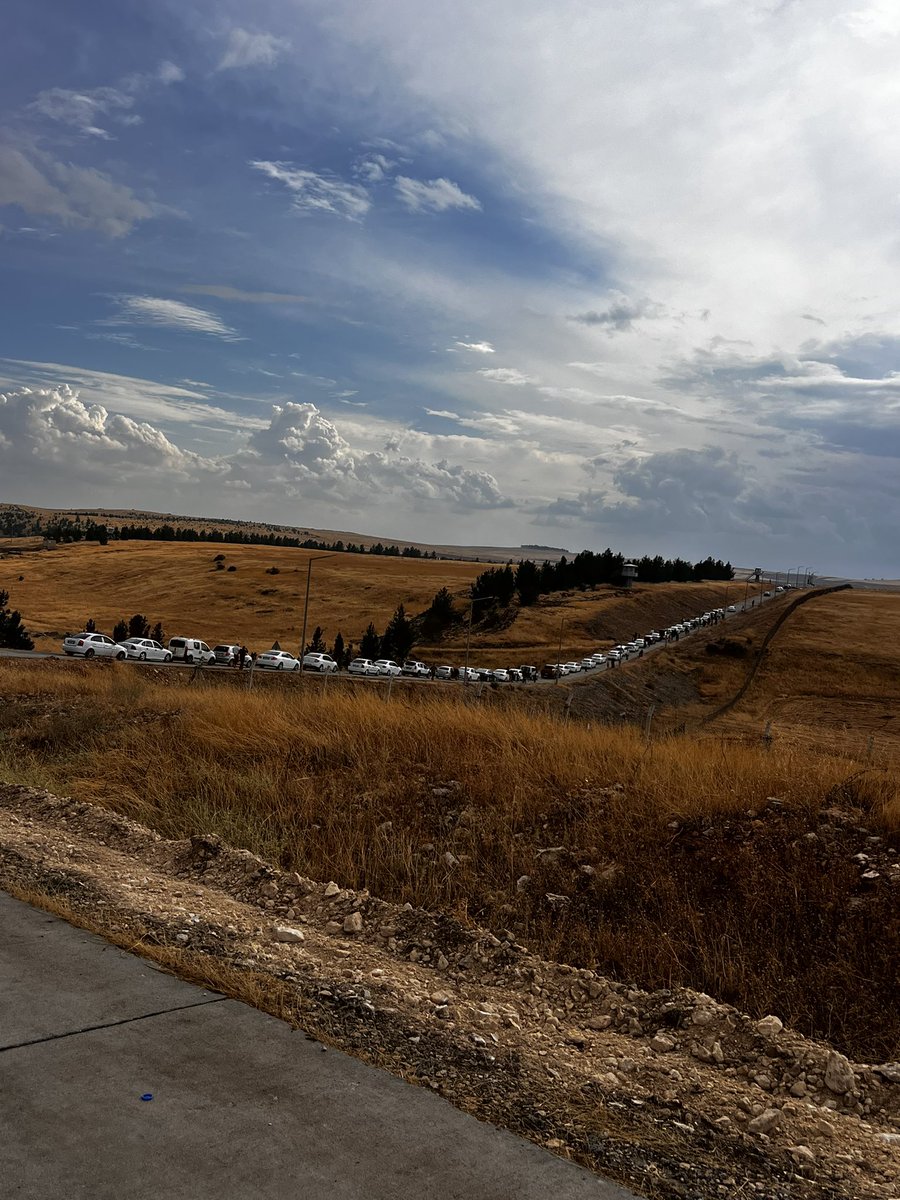 ILHAMIAKASLAN's tweet photo. 20 km kuyruk ve  5 saattir binlerce kişi trafikte bekliyor. Güya teknoloji festivali ama ona gidecek yol yok.
#TEKNOFESTŞanlıurfa 
Şanlıurfadaki Yöneticiler mümkünse  artık sistemlerini güncellesinler. @tcbestepe @UrfaValiligi @sanliurfabld
@Selcuk #TeknofestGüneydoğu @haluk https://t.co/pqD3QAgAjg