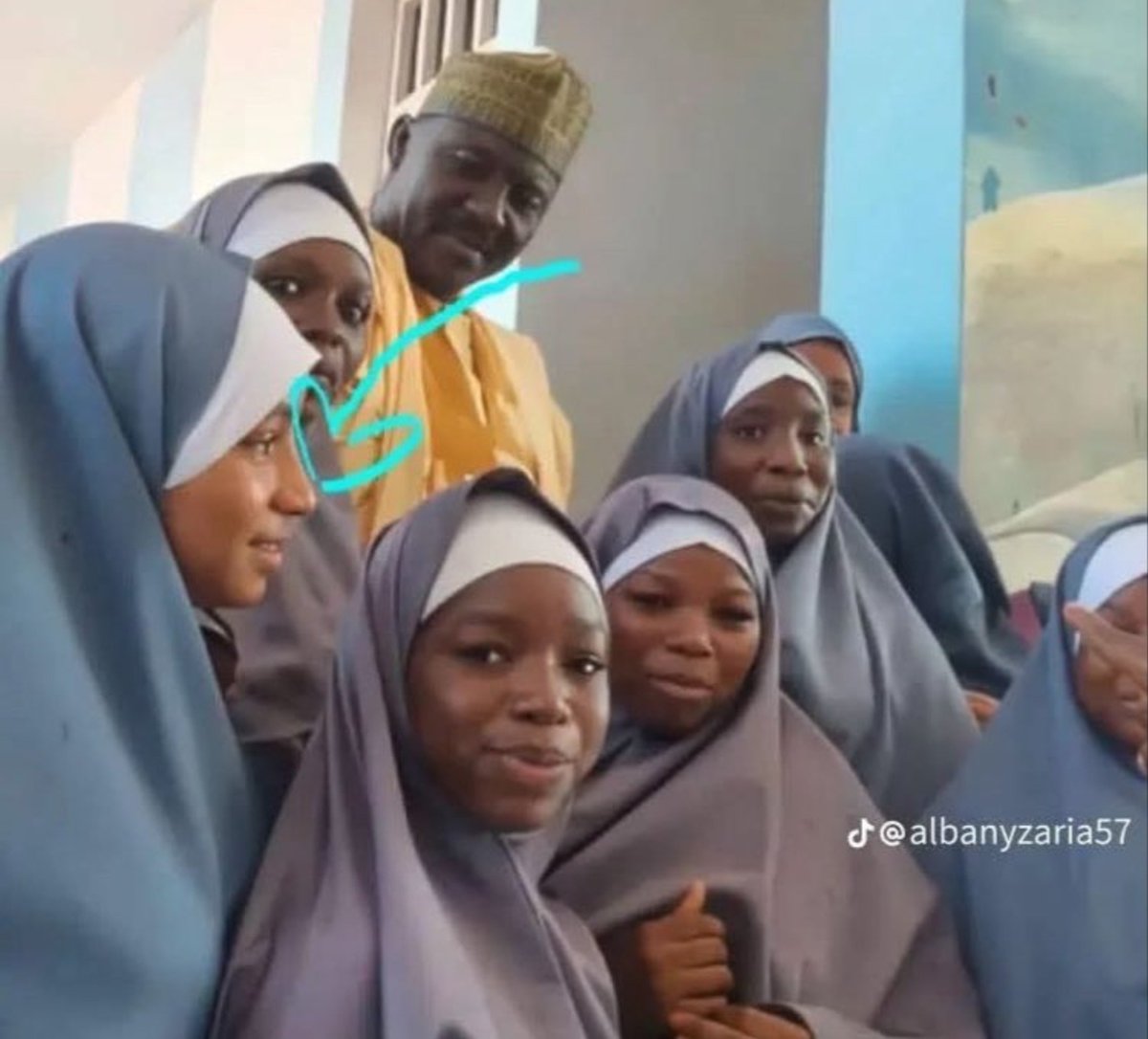 Alkamson1's tweet photo. Mallam yane 😂♥️ https://t.co/5mm8sTDCi6