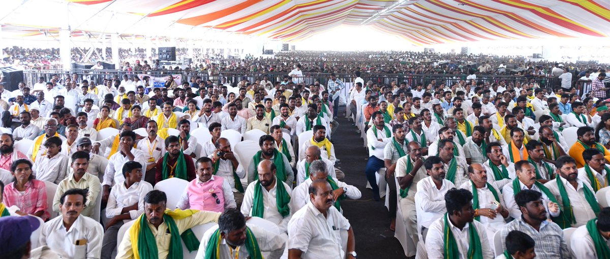 ncbn's tweet photo. రాయలసీమ చరిత్రలో ఈ రోజు ఒక సువర్ణ అధ్యాయం. కరవు సీమను సిరుల సీమగా మార్చే రూ.లక్ష కోట్ల గ్లోబల్ హార్టికల్చర్ హబ్ కు శ్రీకారం చుట్టాం.  రైతుల భవిష్యత్‌కు అండగా నిలిచే ఇండియన్ స్కూల్ ఆఫ్ అగ్రికల్చర్ ఏర్పాటుకు శంకుస్థాపన చేశాం.

ఈ రెండు కార్యక్రమాలను గాంధీ జయంతి రోజున చేయడం ఎంతో ఆనందంగా ఉంది. ఉద్యాన రైతుకు అండగా నిలిచి, సాగును లాభసాటిగా మార్చి, రాయలసీమ పండ్లను ప్రపంచ మార్కెట్‌కు చేర్చడమే ఈ మహా ప్రాజెక్టు లక్ష్యం. 

రైతులకు మేలు చేసే కార్యక్రమాలకు సహకరిస్తున్న ప్రధాని నరేంద్ర మోదీ గారికి, కేంద్ర ఆర్థిక మంత్రి నిర్మలా సీతారామన్ గారికి రాష్ట్ర ప్రజల తరపున నా కృతజ్ఞతలు. ఈ మహత్తర కార్యక్రమంలో భాగస్వామిగా నిలిచిన రిలయన్స్ సంస్థ డైరెక్టర్ అనంత్ అంబానీ కి అభినందనలు తెలుపుతున్నాను.

ప్రతి పొలం లో పంట...ప్రతి పంటకూ ధర....ప్రతి రైతుకూ ఆదాయం...ప్రతి ఊళ్ళో సంపద...ఇదే రాయలసీమ రైజింగ్ లక్ష్యం.
@narendramodi 
@nsitharaman 
@PawanKalyan 

#RayalaseemaVijayeebhava
#GlobalHorticultureHub
#RayalaseemaRising