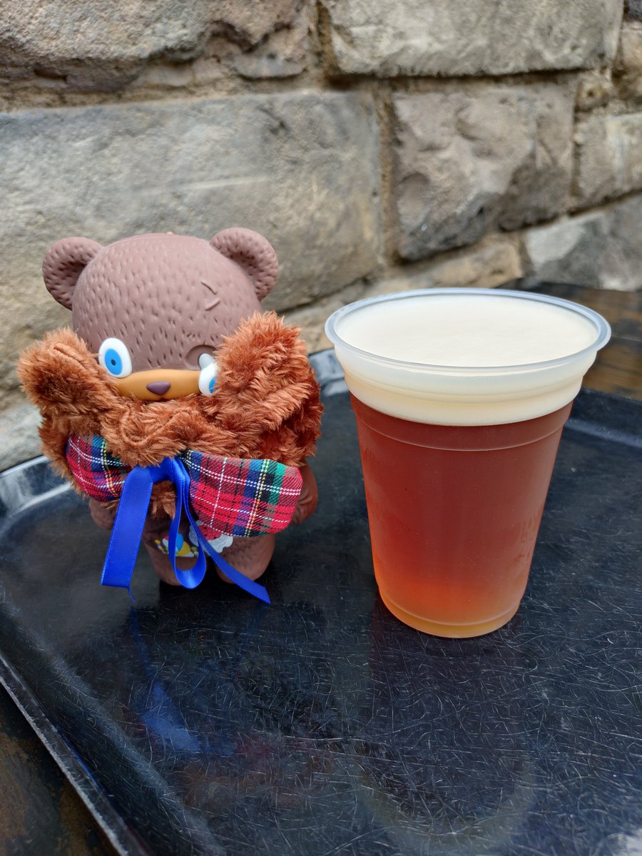 kusu291's tweet photo. 前回インパ、パレード前に三本の箒でホッグスヘッドビール🍺
曇りの魔法界も好きです🪄
#USJファン https://t.co/VSZV1obg7N